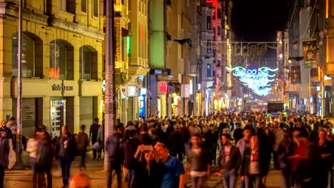 El-destino-de-viaje-popular-de-la-calle-Taksim-Istiklal-Istanbul-en-la-noche.-Vídeo-de-lapso-de-tiempo