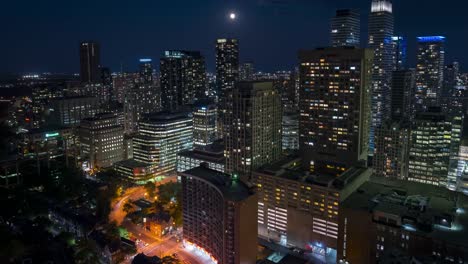 Luna-de-llena-de-tráfico-de-la-ciudad-en-Toronto