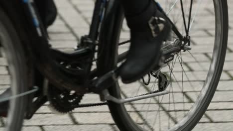 Primer-plano-de-la-bicicleta-de-montar-a-caballo-de-viajero-ciclista-en-la-ciudad