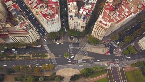 Autos-fahren-auf-Straßen-von-Valencia