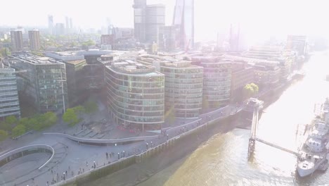 Impresionante-vista-aérea-de-la-ciudad-de-Londres-desde-arriba