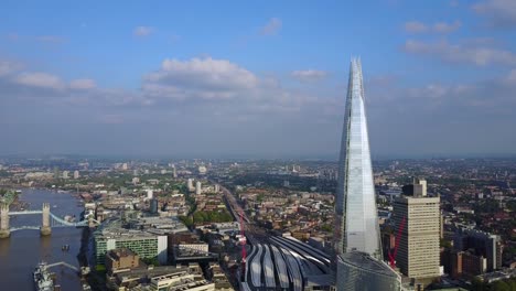 Impresionante-vista-aérea-de-la-ciudad-de-Londres,-tower-bridge-y-el-rascacielos-Shard-desde-arriba.