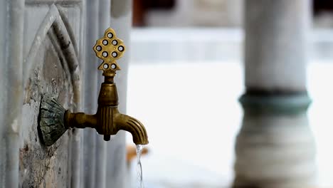 alten-authentischen-Eisen-Wasserhahn-in-der-Moschee