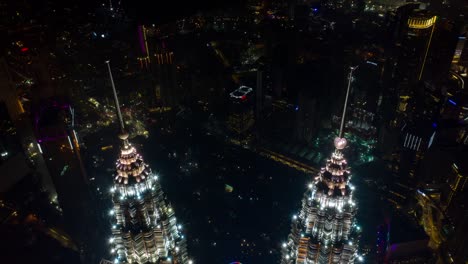 Nacht-Kuala-Lumpur-höchsten-Türme-Tops-aerial-Panorama-Zeitraffer-4k-Malaysia