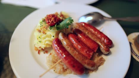 Traditionelle-deutsche-gut,-Wurst-und-smash-Kartoffeln