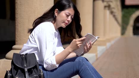 Studenten-sitzen-und-ruhig-ein-Buch-lesen.