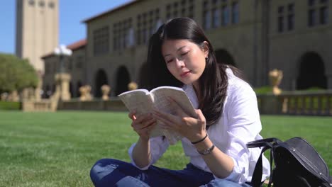 chica-sentada-y-leyendo-después-de-un-día-de-clases