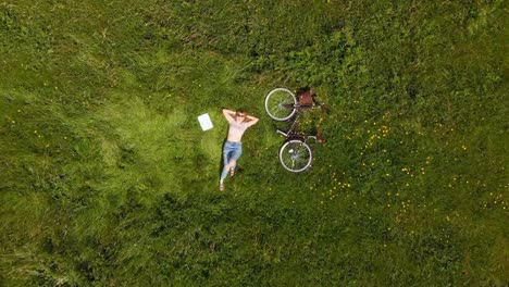 Junge-Frau-Entspannung-im-grünen-Feld-4k