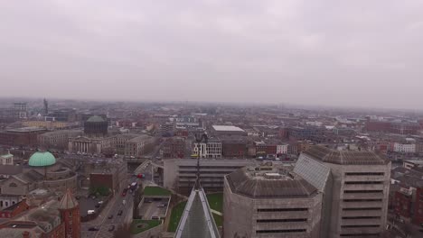 Luftbild-Drohne-Schuss-der-Christuskirche-aufsteigen-enthüllt-Dublin-City-Skyline-Tower