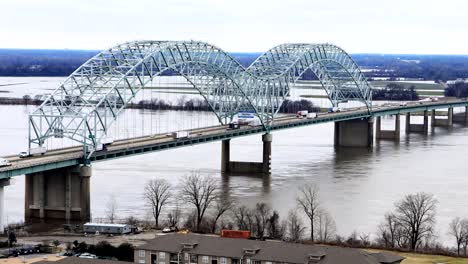 Zeitabfahrt-der-Brücke-über-den-Mississippi-bei-Memphis,-TN