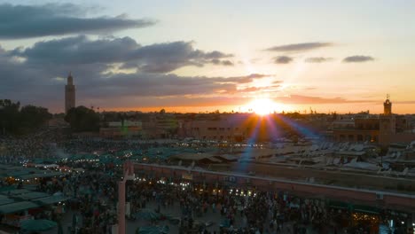 Puesta-de-sol-en-la-plaza-Jemaa-el-Fna