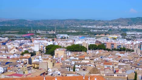 Pequeña-ciudad-provincial-a-los-pies-de-las-montañas-en-España