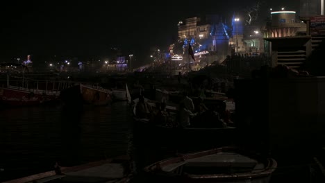 Varanasi,-am-Ufer-von-Ganga,-ist-die-spirituelle-Hauptstadt-Indiens-für-Hindus