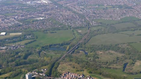 Aterrizaje-avión-vista-del-puente-ferroviario-cerca-de-Manchester