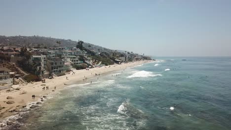 Vista-aérea-de-la-costa-del-Pacífico.-Laguna-Beach-al-atardecer.-Condado-de-Orange,-California,-Estados-Unidos.