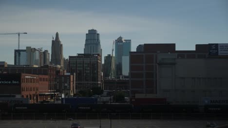 Skyline-von-Kansas-City-mit-Zug