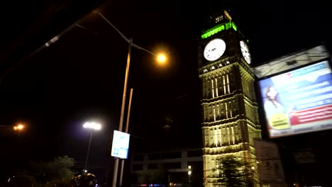 Big-Ben-de-Calcuta,-Torre-del-Reloj-de-Lake-Town-por-la-noche-a-través-de-la-ventana-del-coche