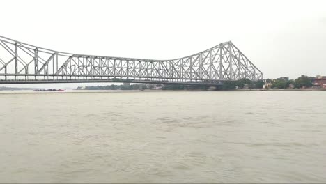 vista-del-puente-Howrah-desde-un-barco-en-marcha