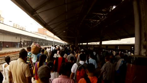 enorme-multitud-se-mueve-en-la-estación-de-tren-de-Calcuta