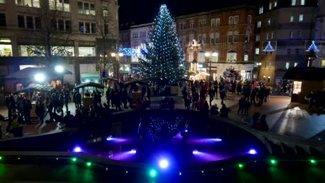 Árbol-de-navidad-del-centro-de-la-ciudad-de-Birmingham-y-el-semáforo.