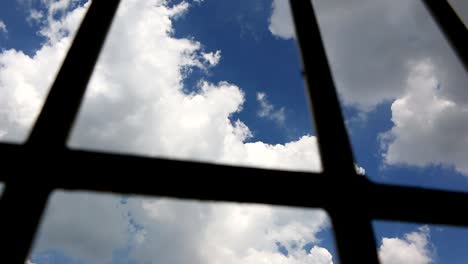 Prison-bars-und-blauer-Himmel,-pan-Schuss