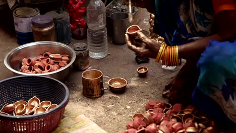 Woman-Painting-in-Kolkata-(Calcutta),-India