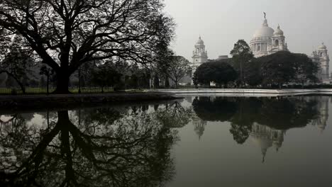 Monumento-de-Victoria-y-la-reflexión,-en-Calcuta