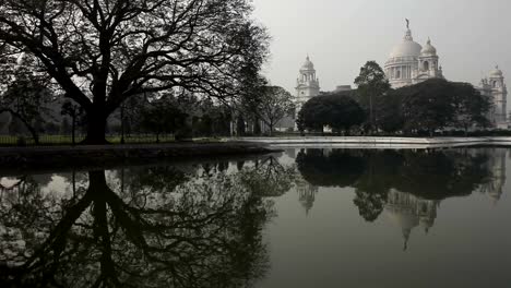 Victoria-Memorial-und-Reflexion,-Kolkata