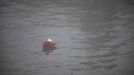 Blumen-und-Kerzen-schwimmende-im-Ganges:--Varanasi,-Indien