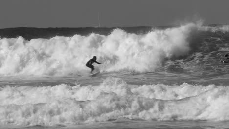 Surfer-in-schwarz-und-weiß