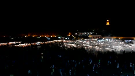 Djemaa-el-Fna-en-Marrakech,-Marruecos-por-la-noche