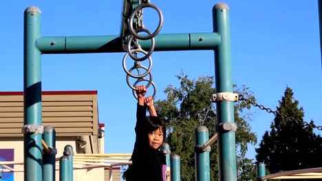 Asiatische-Mädchen-mit-alten-Stil-Spielplatz-Ringe