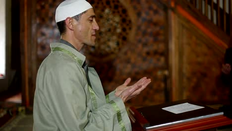 praying--in--mosque