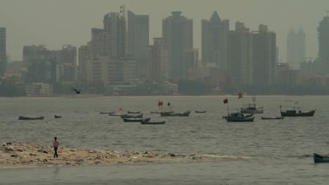 Allein-Mann-auf-dem-Fluss-in-Mumbai.