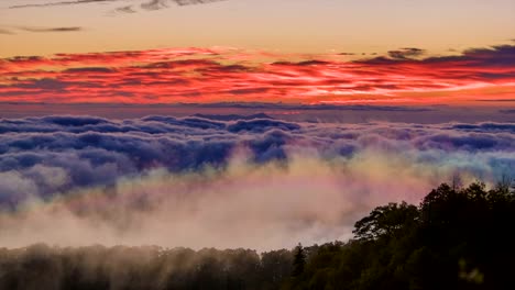 Misteriosas-Cloud-formaciones-con-un-arco-iris-en-las-montañas-Apalaches