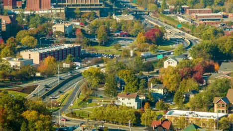 Panorama-de-la-ciudad-de-Asheville,-Carolina-del-Norte,-con-la-I-240-el-próximo-al-centro-de-la-ciudad