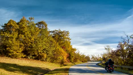 Turistas-en-motocicleta-ingresar-a-la-autopista-Blue-Ridge-Parkway