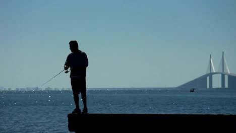 Fischer-casting-Sie-mit-Sunshine-Skyway-Brücke-im-Hintergrund