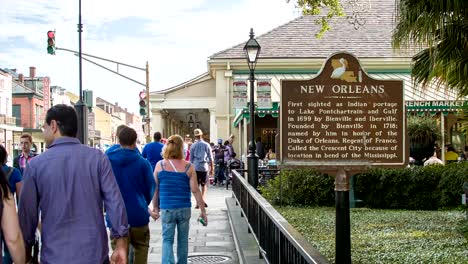 New-Orleans-Touristen-gehen-Vergangenheit-Beschilderung-im-French-Quarter