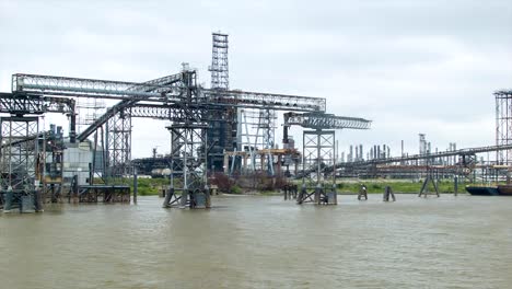 Refinería-en-la-ribera-del-río-Mississippi