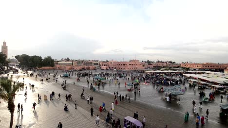 Personas-caminar-alrededor-de-los-lugares-y-espacios-en-Jemma-Dar-Fna,-Marrakech,-Marruecos