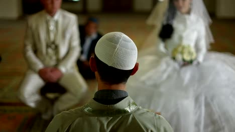 Mezquita-de-imam-predicando-en-durante-ceremonia-de-bodas