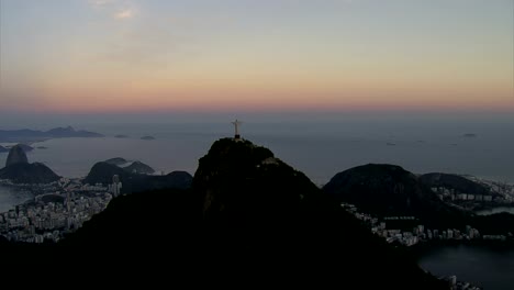 Rio-de-Janeiro,-Brasil,-al-atardecer,-toma-cenital