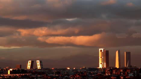 Sonnenuntergang-über-Madrid,-Zeitraffer-mit-der-Sonne-spiegelt-sich-In-der-Zeit-der-Wolkenkratzer