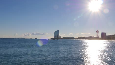 Sonnigen-Tag-Mittelmeer-barcelona-hotel-–-Panoramaaufnahme-4-k-Spanien