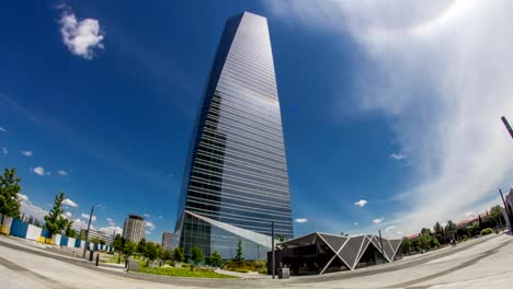 Rascacielos-lapso-de-tiempo-hyperlapse-en-los-cuatro-Torres-negocio-zona-con-los-rascacielos-más-alto-en-Madrid,-España