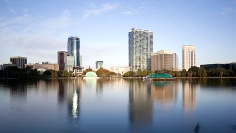 Zeitraffer-Orlando-und-die-Skyline-von-Lake-Eola