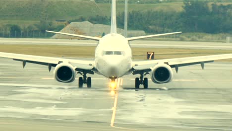 Aumentar-el-zoom-en-la-cabina-del-avión-taxis-hacia-la-terminal.