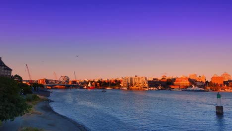 Besonders-große-Pfanne-Schuss-von-der-Stadt-Inner-Harbour-in-Victoria,-BC,-Sommer-Sonnenuntergang