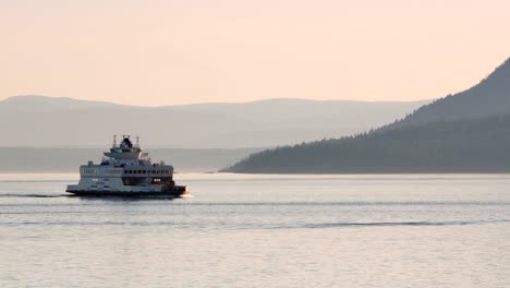 4K-Video-BC-Ferry-Small-Vessel,-Tracking-Shot